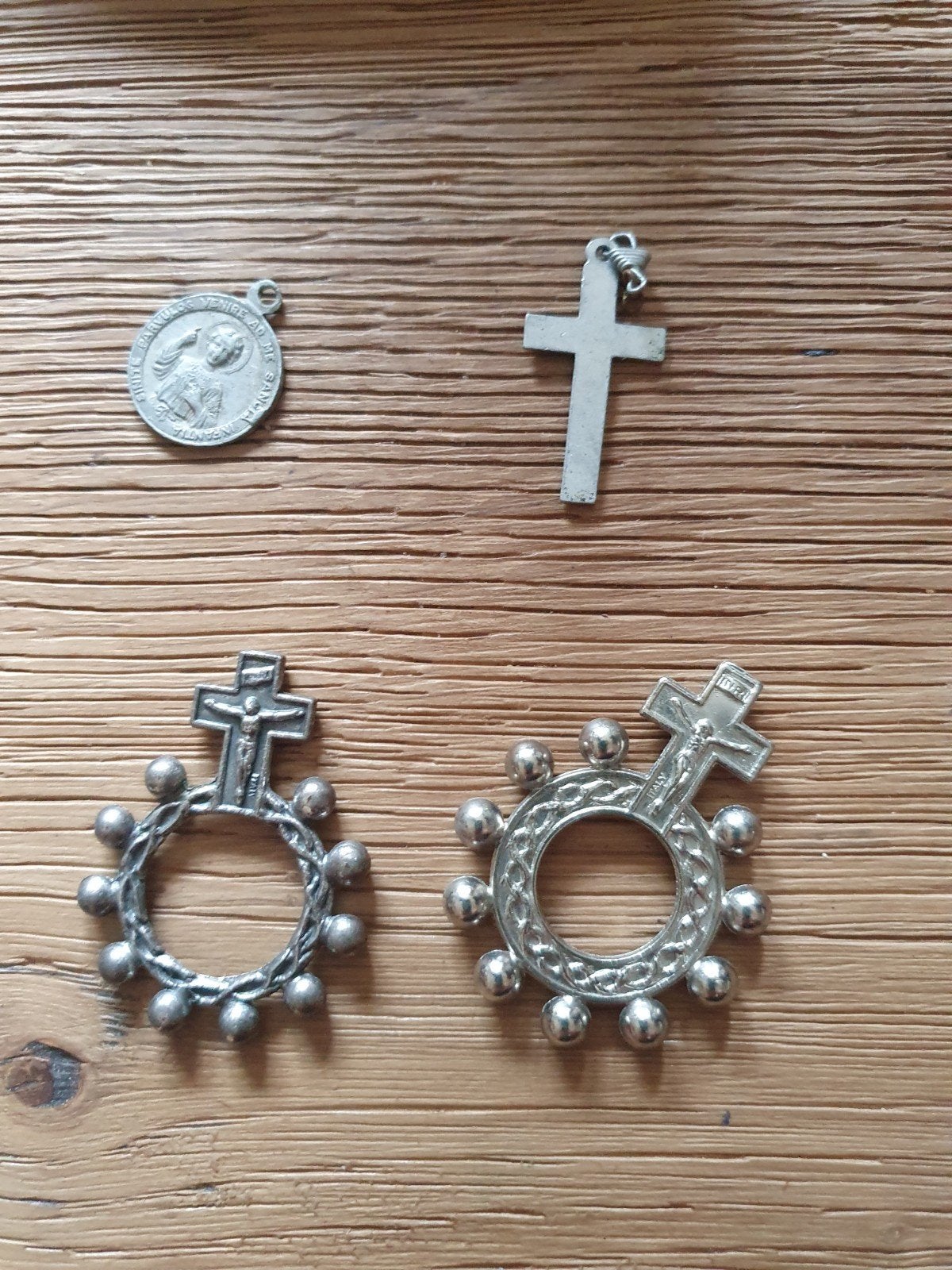 Set van 4 religieuze hangers: kruizen en medaillon, Antiek en Kunst, Antiek | Religie, Ophalen of Verzenden