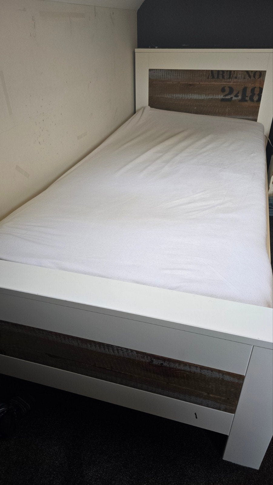 Modern Wit Tienerbed 20090cm met stoere houtelementen., Ophalen, 90 cm, Eenpersoons, Wit
