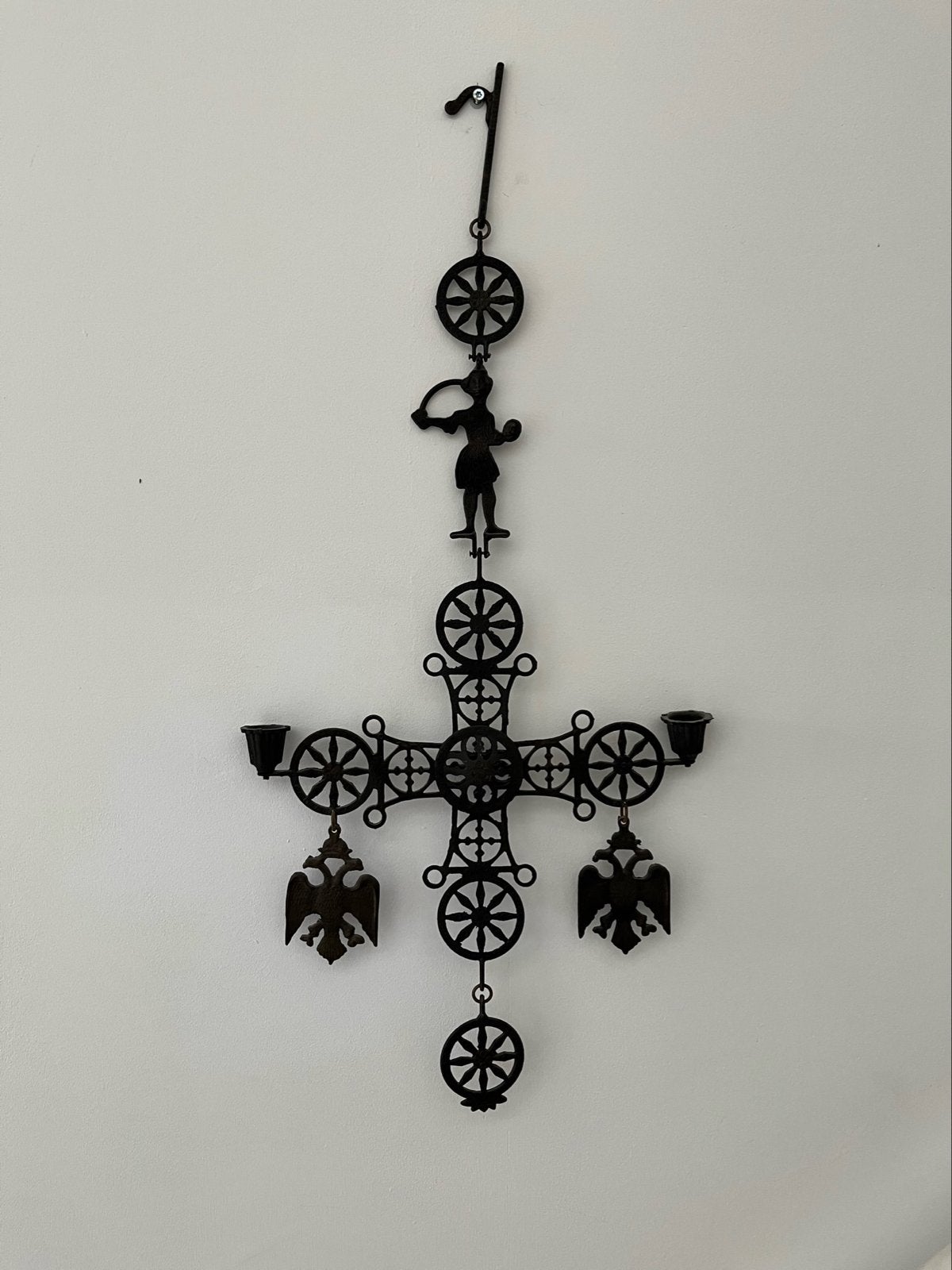 Antieke smeedijzeren wandkandelaar met symboliek, Antiek en Kunst, Ophalen of Verzenden