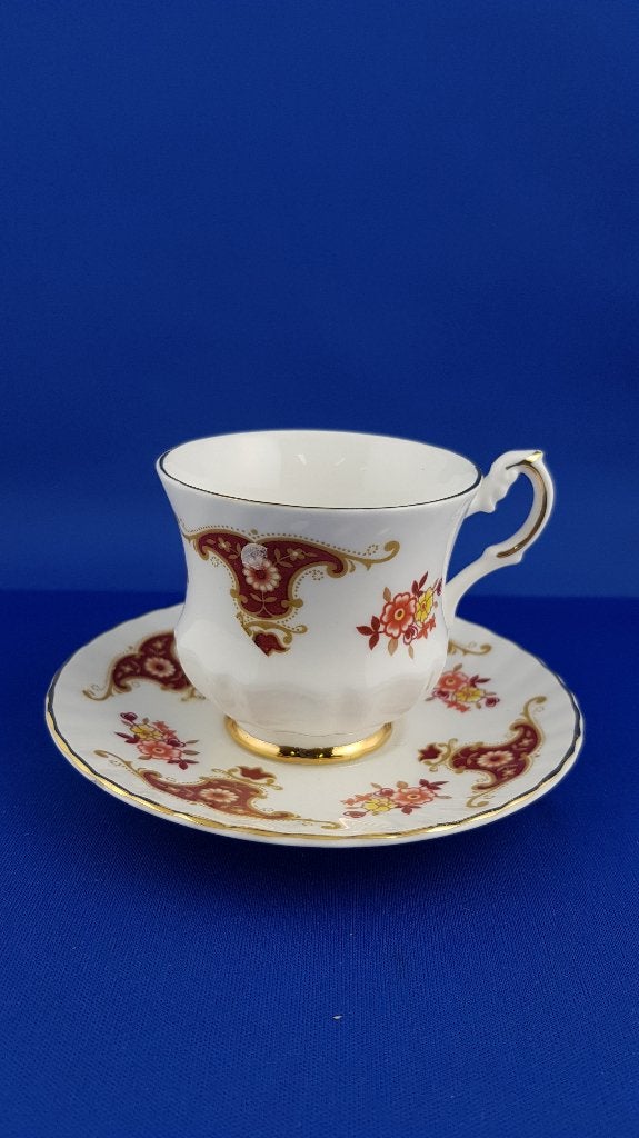 Fine bone china porselein kop en schotel rood motief (2) 6A2, Tweedehands verkoop, Tweedehands verkoop, Gebruikt, Ophalen of Verzenden
