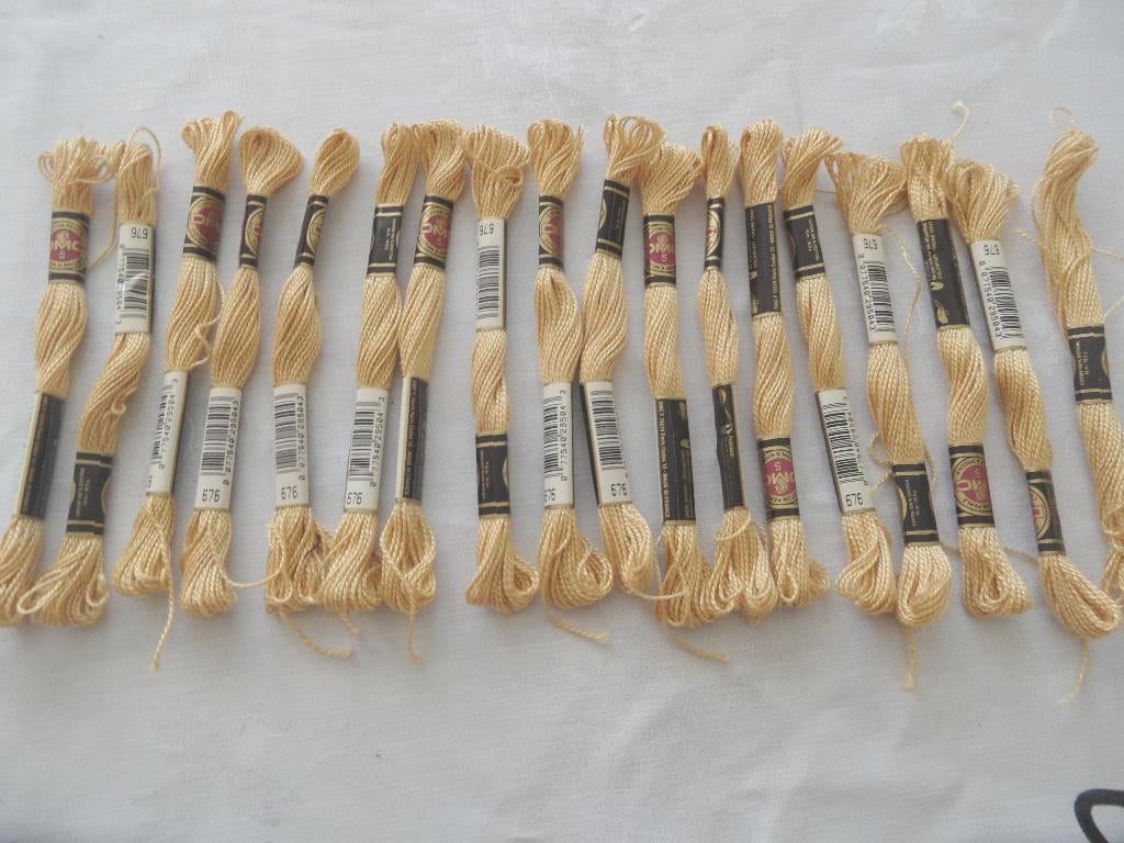 16 x DMC cotton perle dikte 5. Zie fotos, Ophalen of Verzenden, Nieuw, Handborduren, Borduurgaren of Zijde