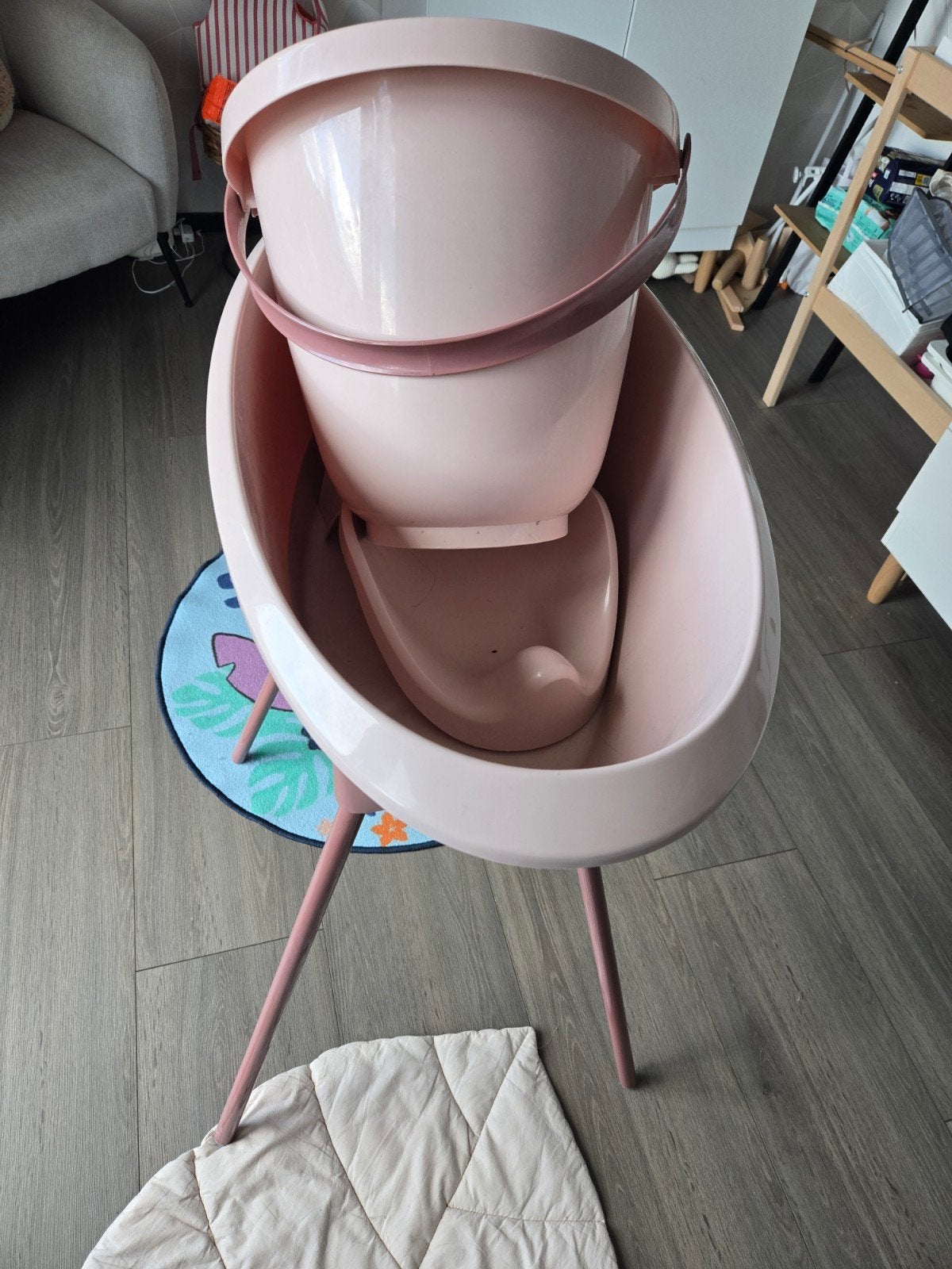 Roze babybadje met standaard en accessoires, Zo goed als nieuw, Badje, Standaard, Ophalen