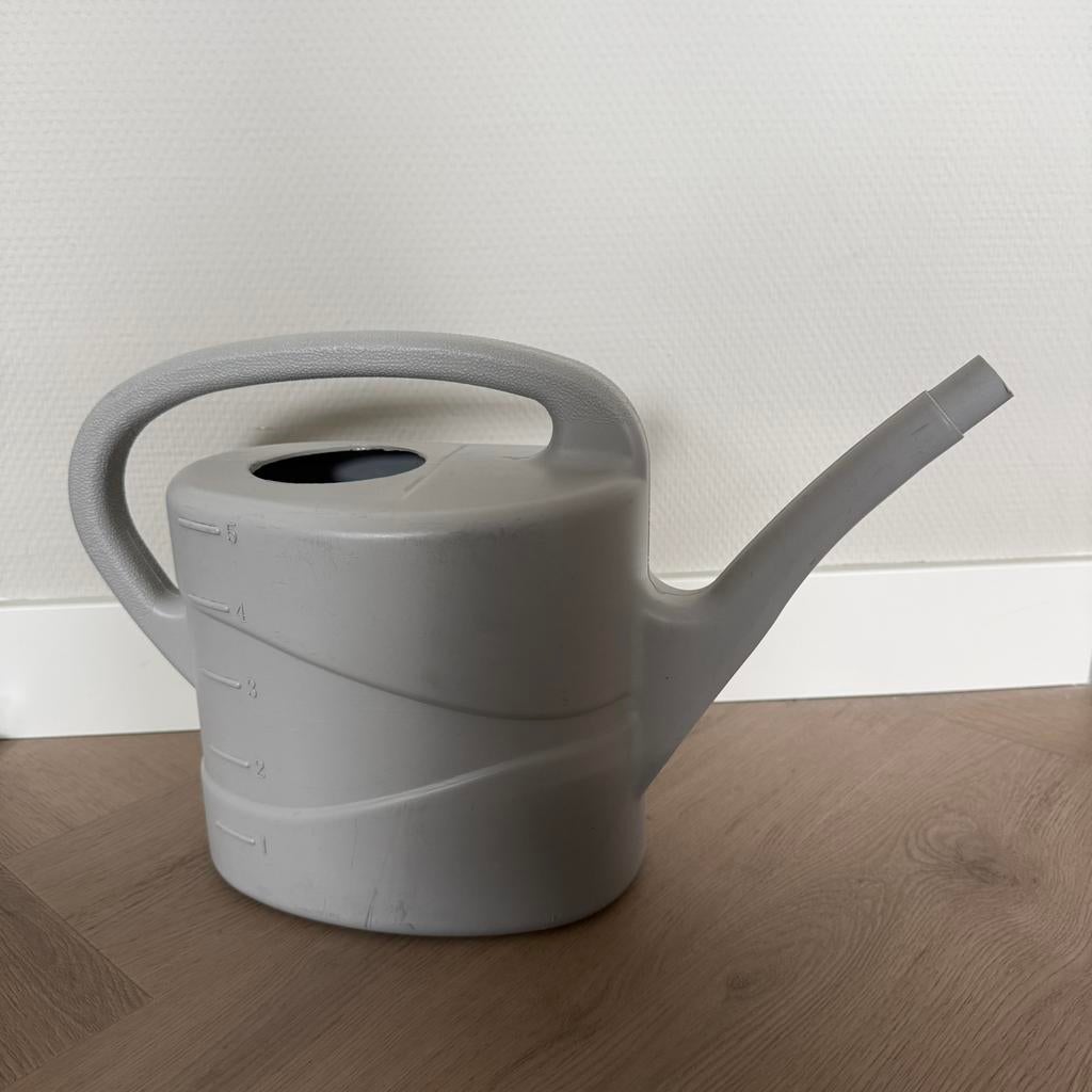 5 liter gieter grijs lichtgrijs buitengieter, Ophalen of Verzenden, Zo goed als nieuw, Kunststof