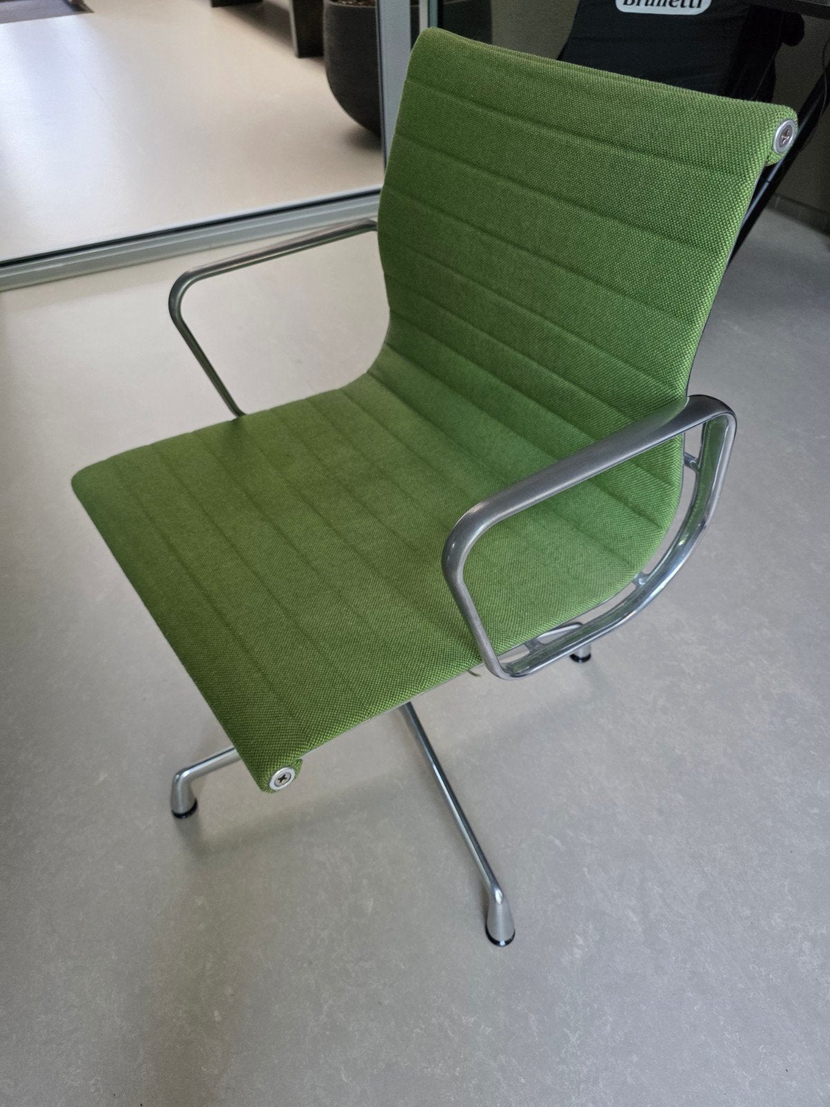 Vitra Aluminium Chair EA 108 draaibaar - Groen Hopsak, Huis en Inrichting, Stoelen, Ophalen, Overige kleuren, Zo goed als nieuw