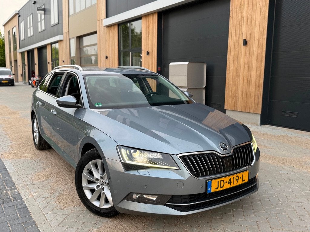 Skoda Superb Combi 1.6 TDI Style (bj 2016) XENON|KEYLESS|CAM, Stof, Gebruikt, 4 cilinders, Origineel Nederlands