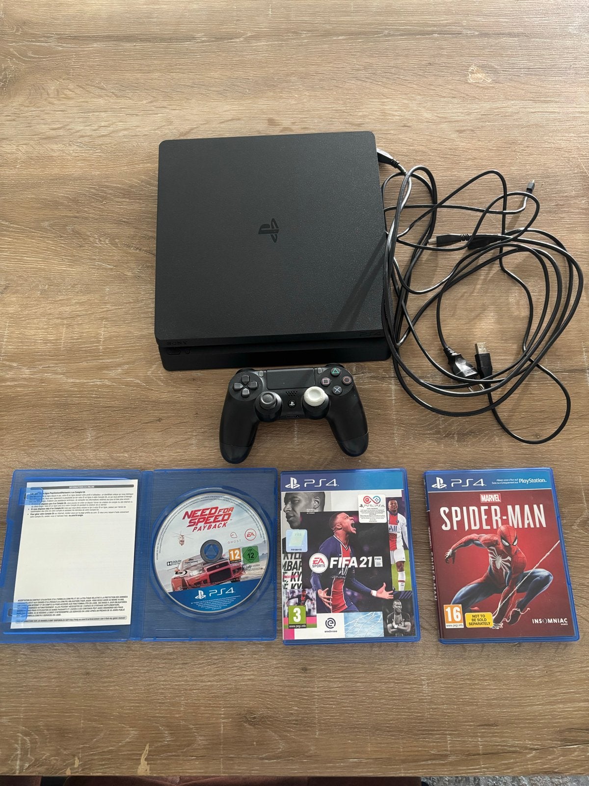 PlayStation 4 Slim met controller en 3 games, Spelcomputers en Games, Met games, Ophalen of Verzenden, Zo goed als nieuw, Met 1 controller