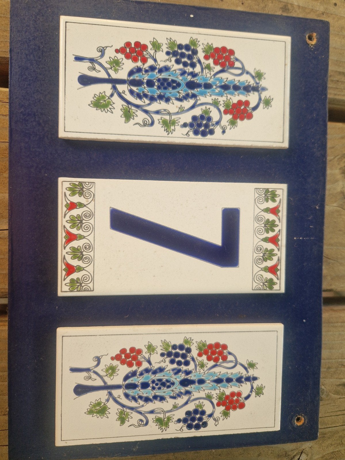 Griekse keramische huisnummerplaatje met druivenmotief, Ophalen of Verzenden
