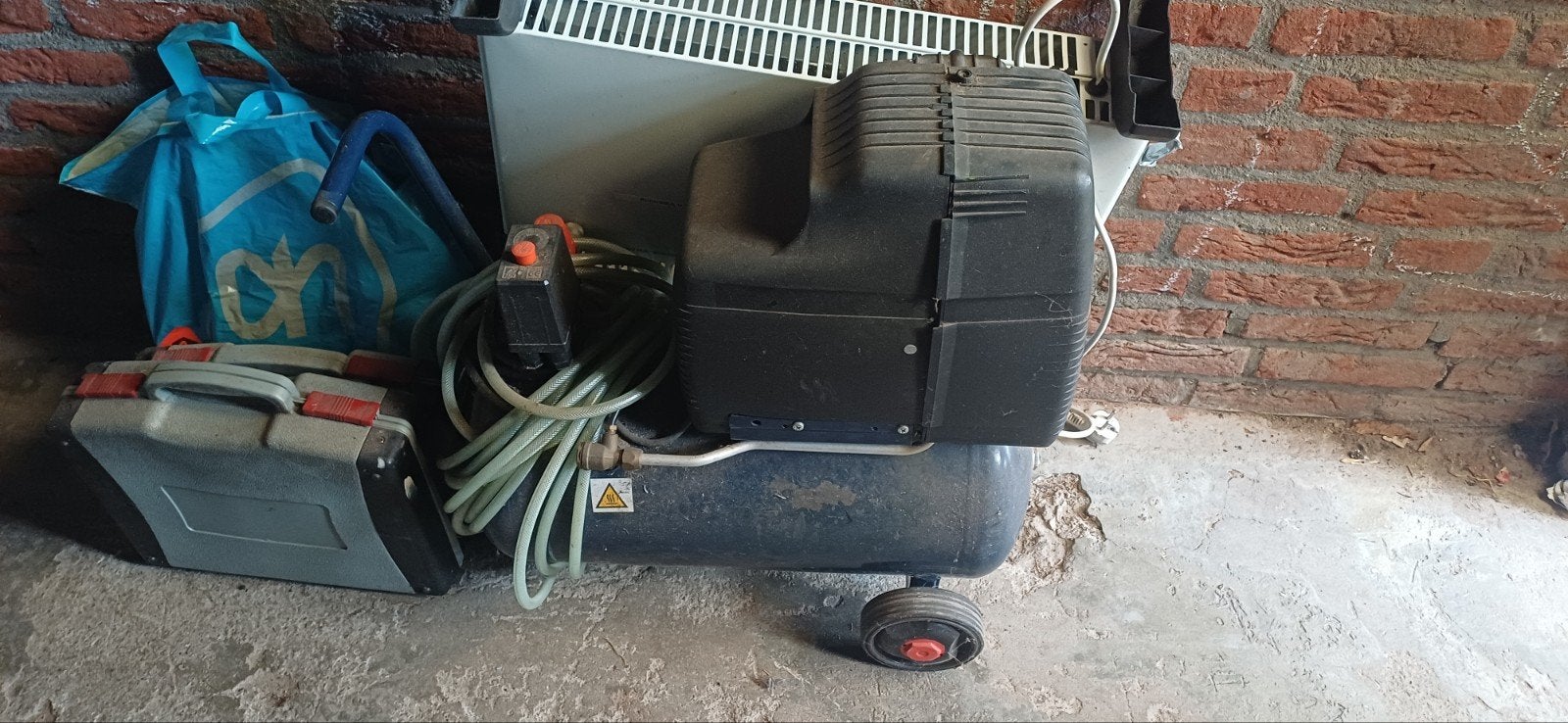 Compressor met diverse accessoires, Ophalen, Gebruikt, 6 tot 10 bar, 25 tot 100 liter