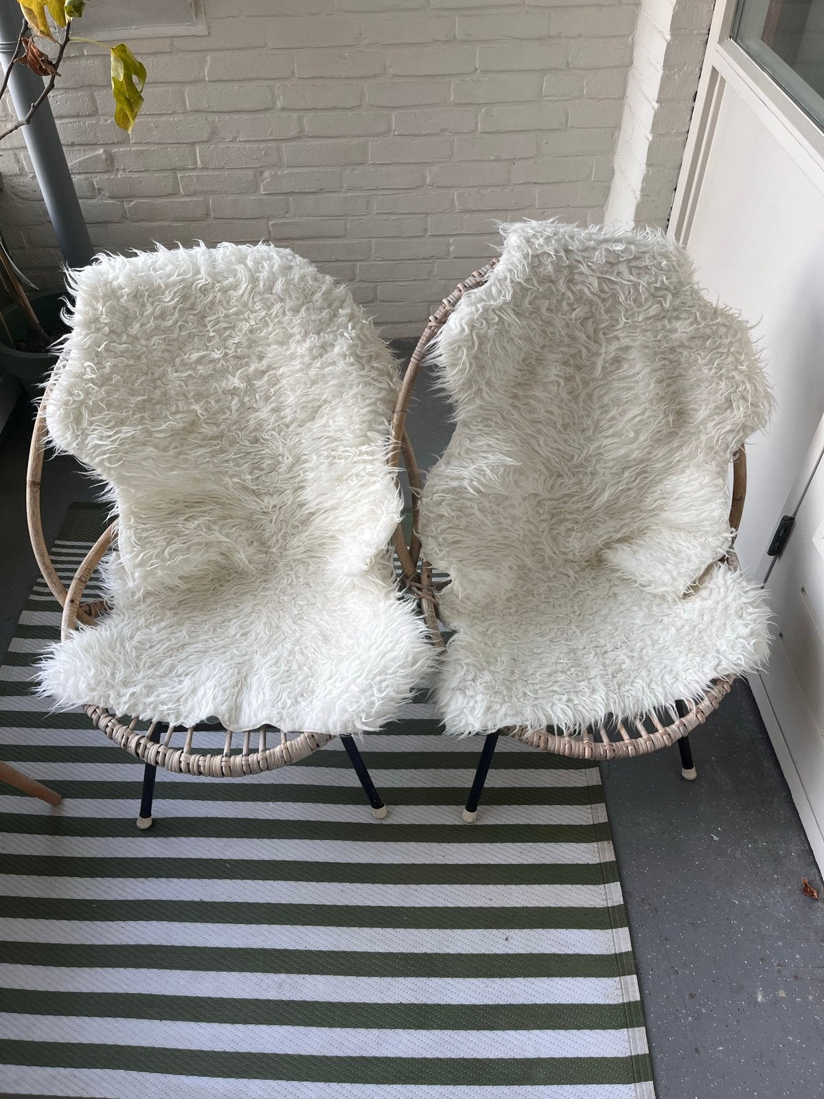 Gratis. Rotan stoeltjes met schapenvachtjes, Ophalen, Gebruikt, Twee, Bruin