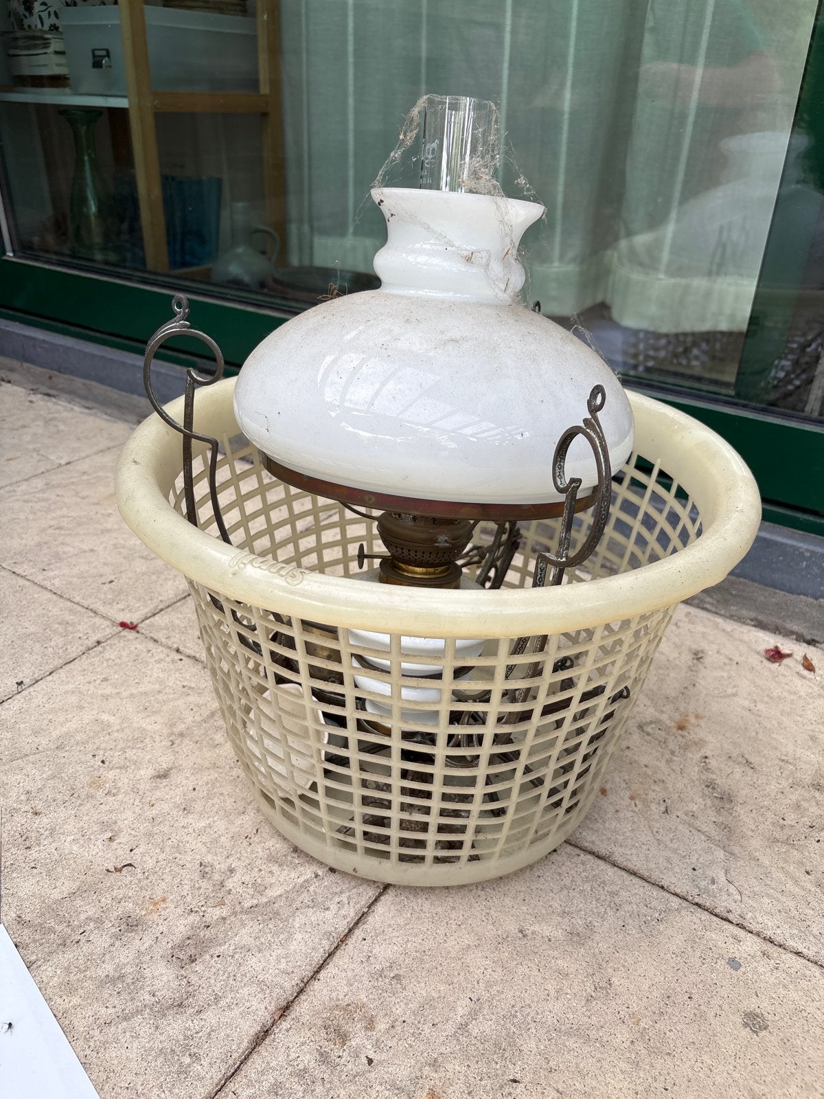 Antieke olielamp met glazen kap, Ophalen