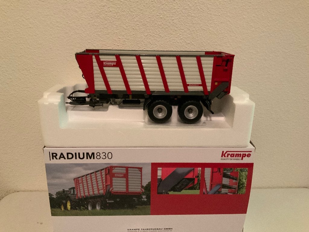Schaal 1:32 Krampe Radium 830 Universal Hobbies, Hobby en Vrije tijd, Modelauto's | 1:32, Ophalen of Verzenden, Nieuw, Tractor of Landbouw