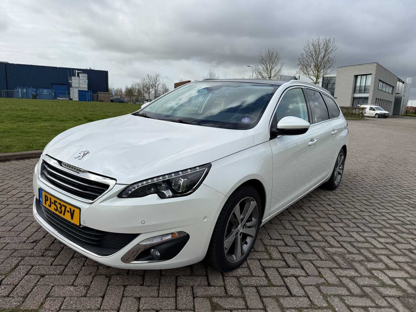 Peugeot 308 SW 1.2 PureTech Blue Lease Premium,* PJ-537-V, Auto's, Peugeot, Gebruikt, Euro 6, 1199 cc, 635 kg