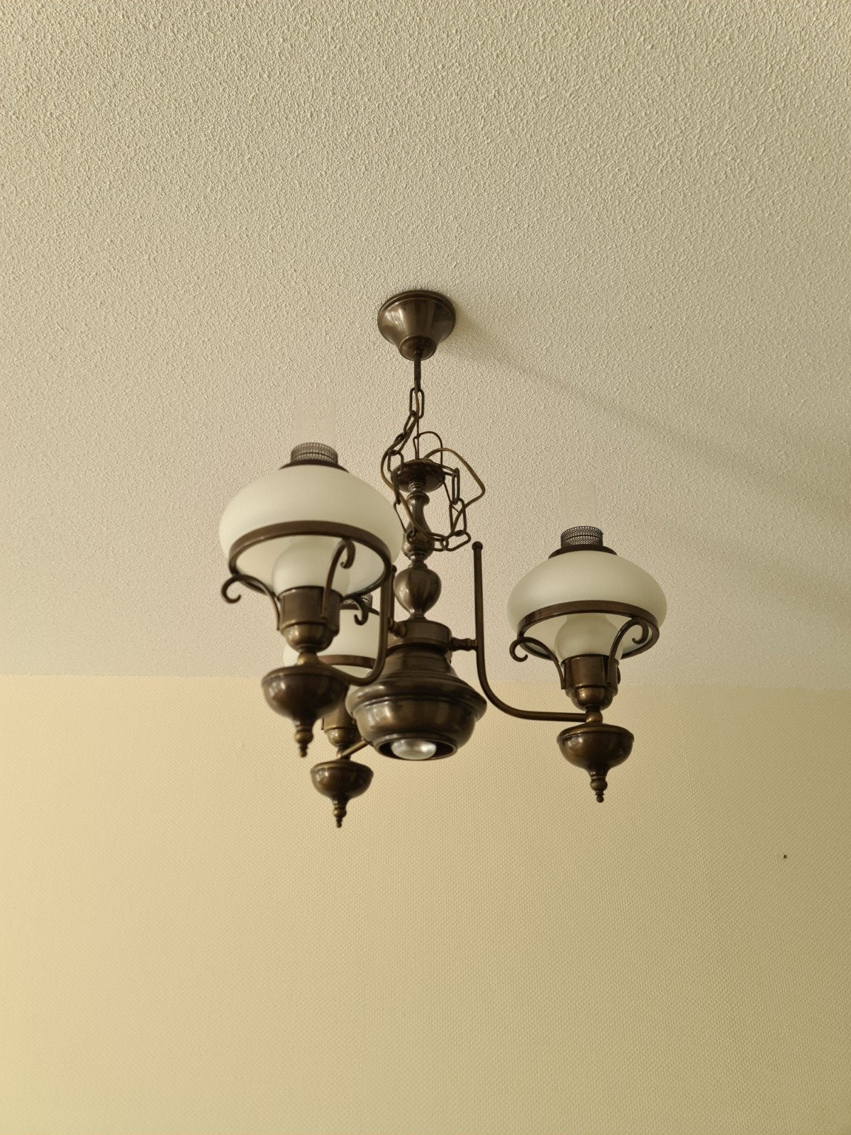 Klassieke bronzen kroonluchter met 3 melkglazen kappen, Ophalen