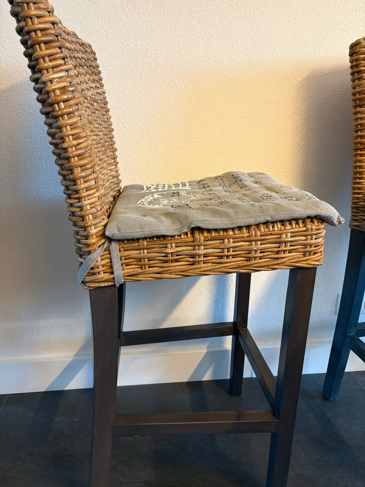 2 rotan barkrukken van Leen Bakker, Huis en Inrichting, Ophalen, Gebruikt, 60 tot 90 cm, Riet