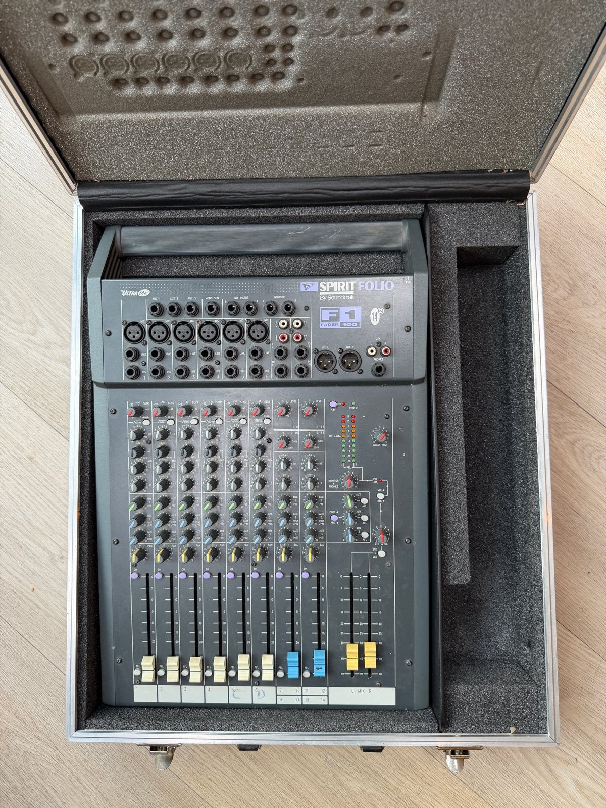 Soundcraft Spirit Folio F1 Mengpaneel met Flightcase, Ophalen, Gebruikt, Minder dan 5 kanalen, Microfooningang