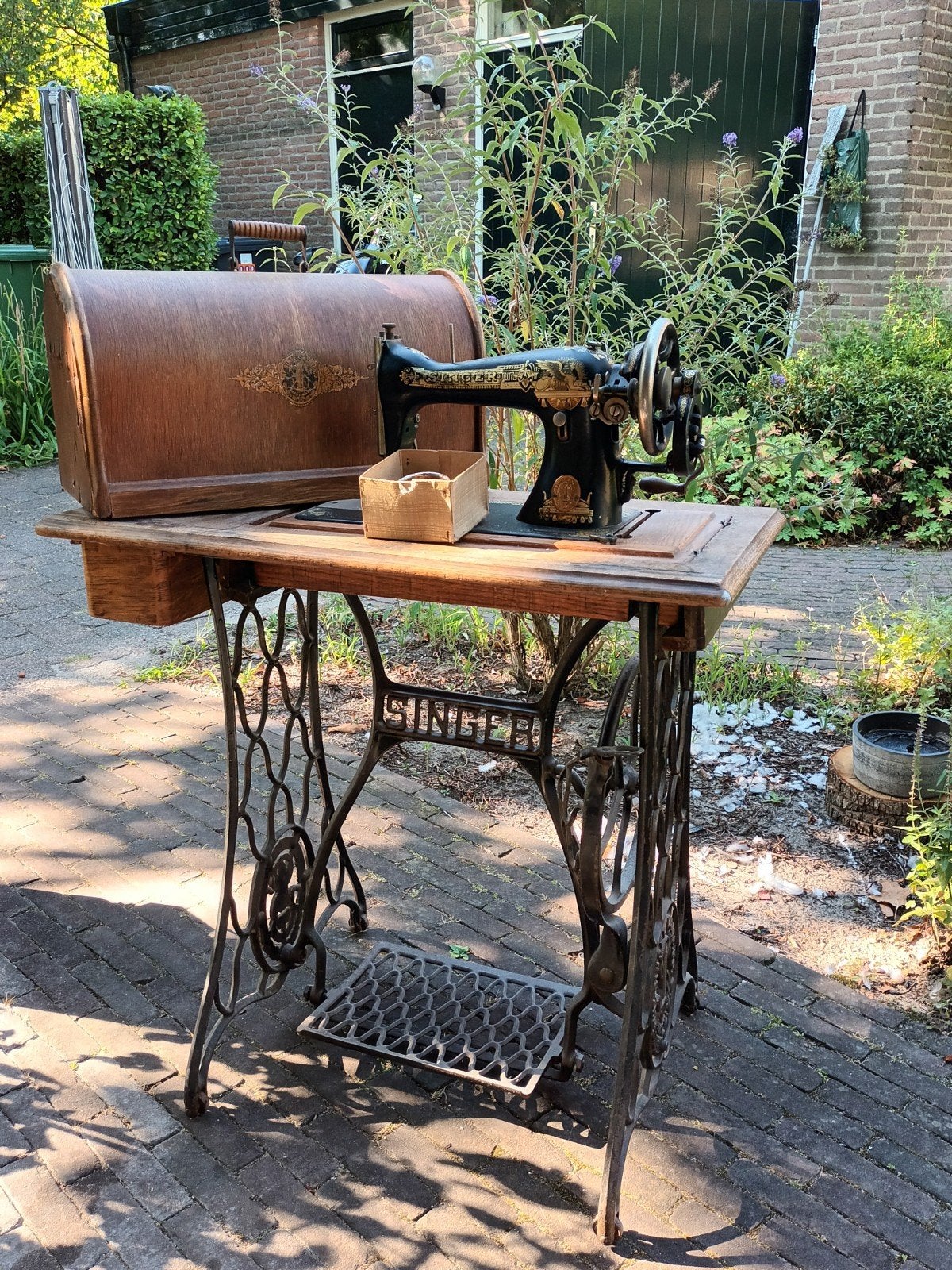 Antieke Singer Naaimachine met Houten Kap en Onderstel, Ophalen