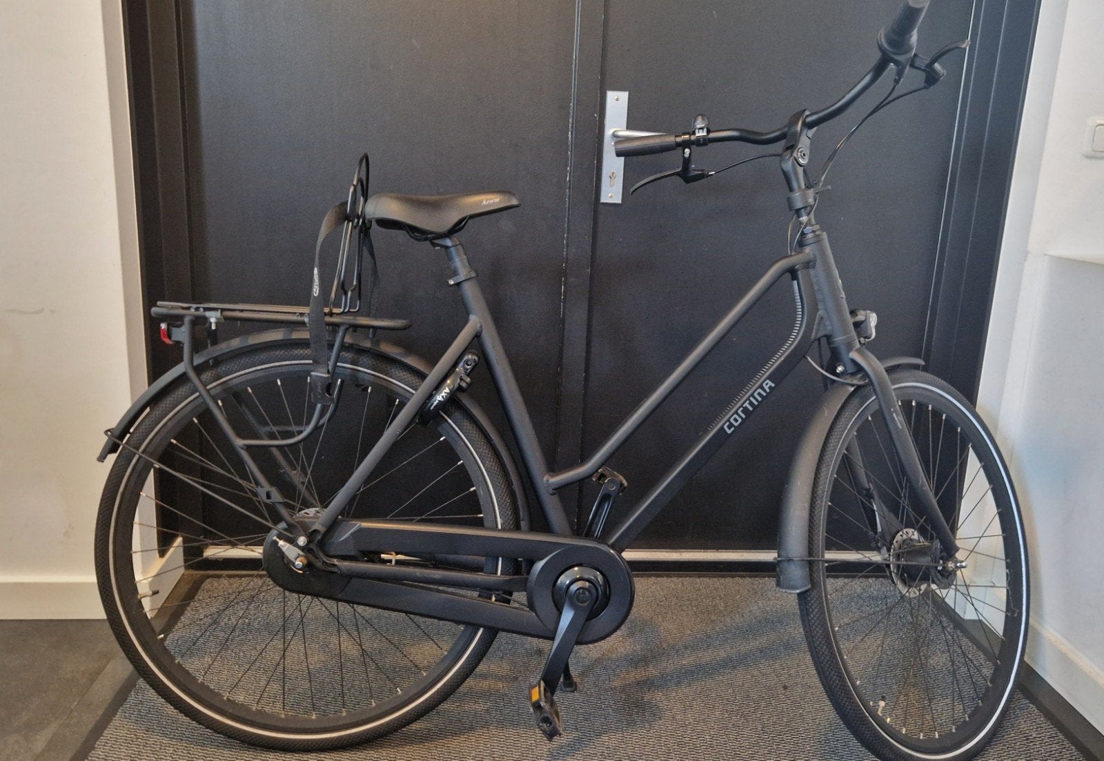 Cortina Foss Damesfiets zwart - 28 inch , 57 cm, Gebruikt, Versnellingen, 56 cm of meer, Schijfrem