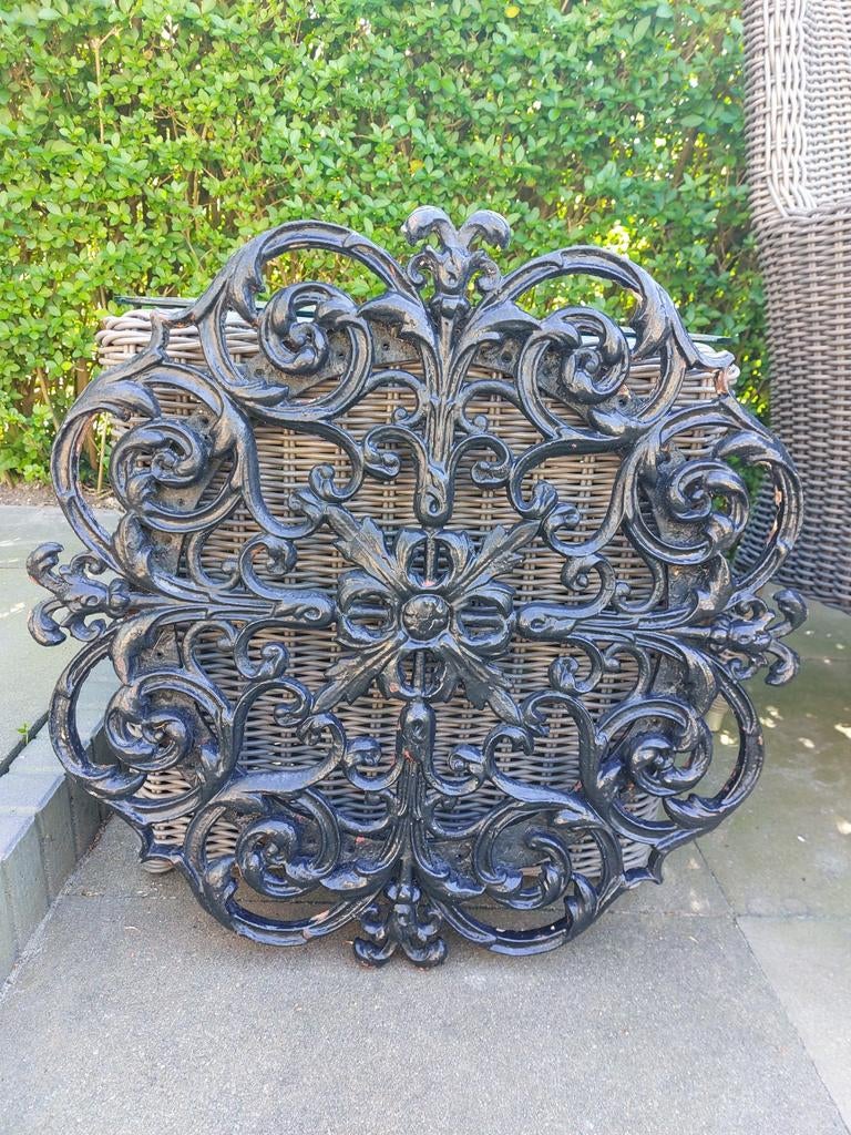Antiek en decoratief gietijzeren plafond ornament, Ophalen