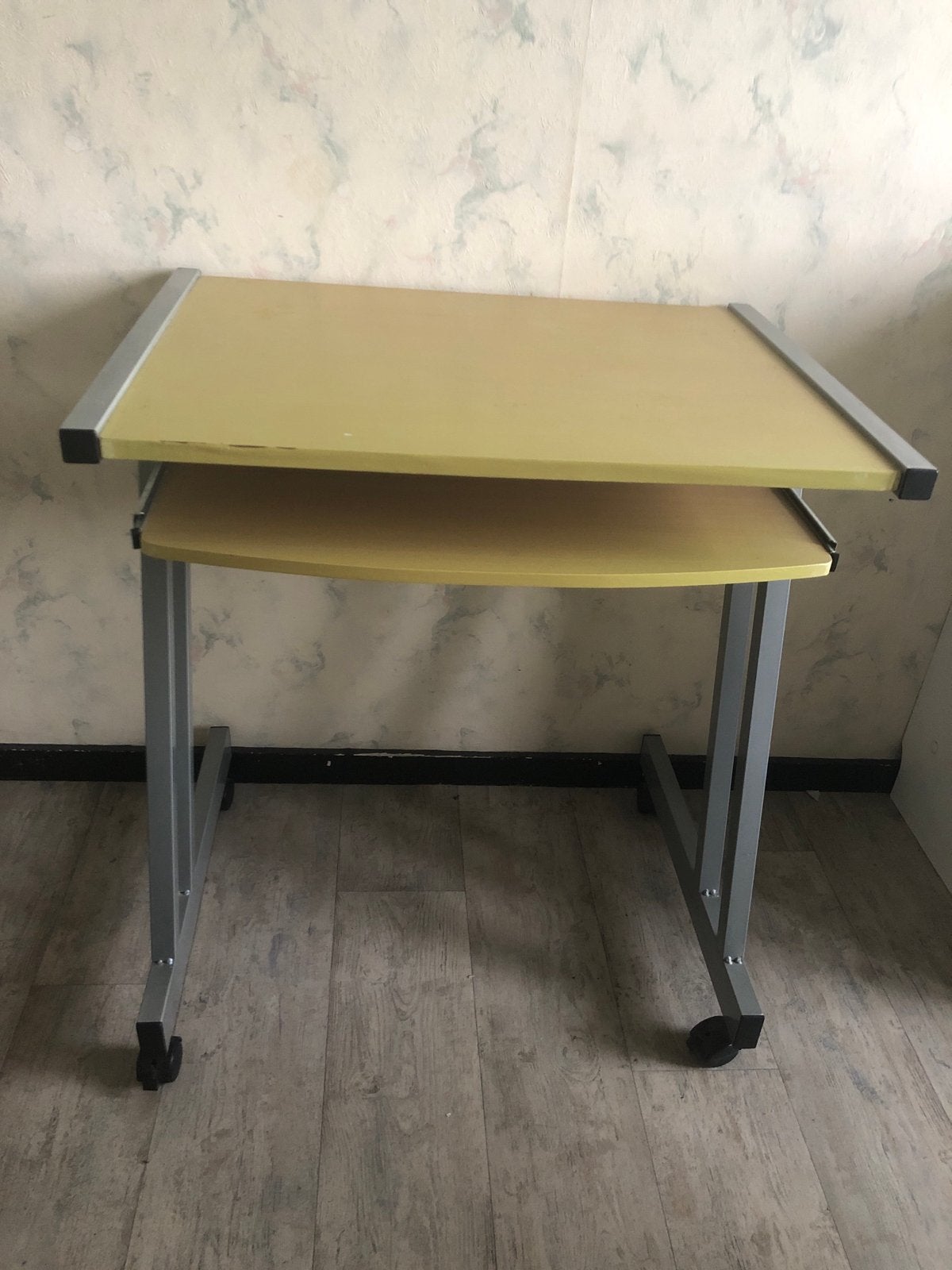 Compact computerbureau met uitschuifbaar toetsenbordblad, Huis en Inrichting, Kasten | Computermeubels, Ophalen of Verzenden, Zo goed als nieuw