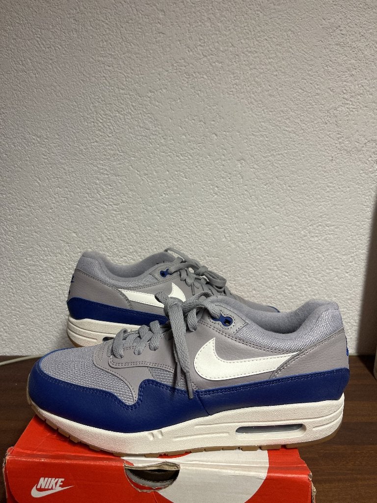 Nike Air Max 1 Atmosphere Grey Deep Royal maat 40 tot 42.5, Ophalen of Verzenden, Nieuw, Overige kleuren