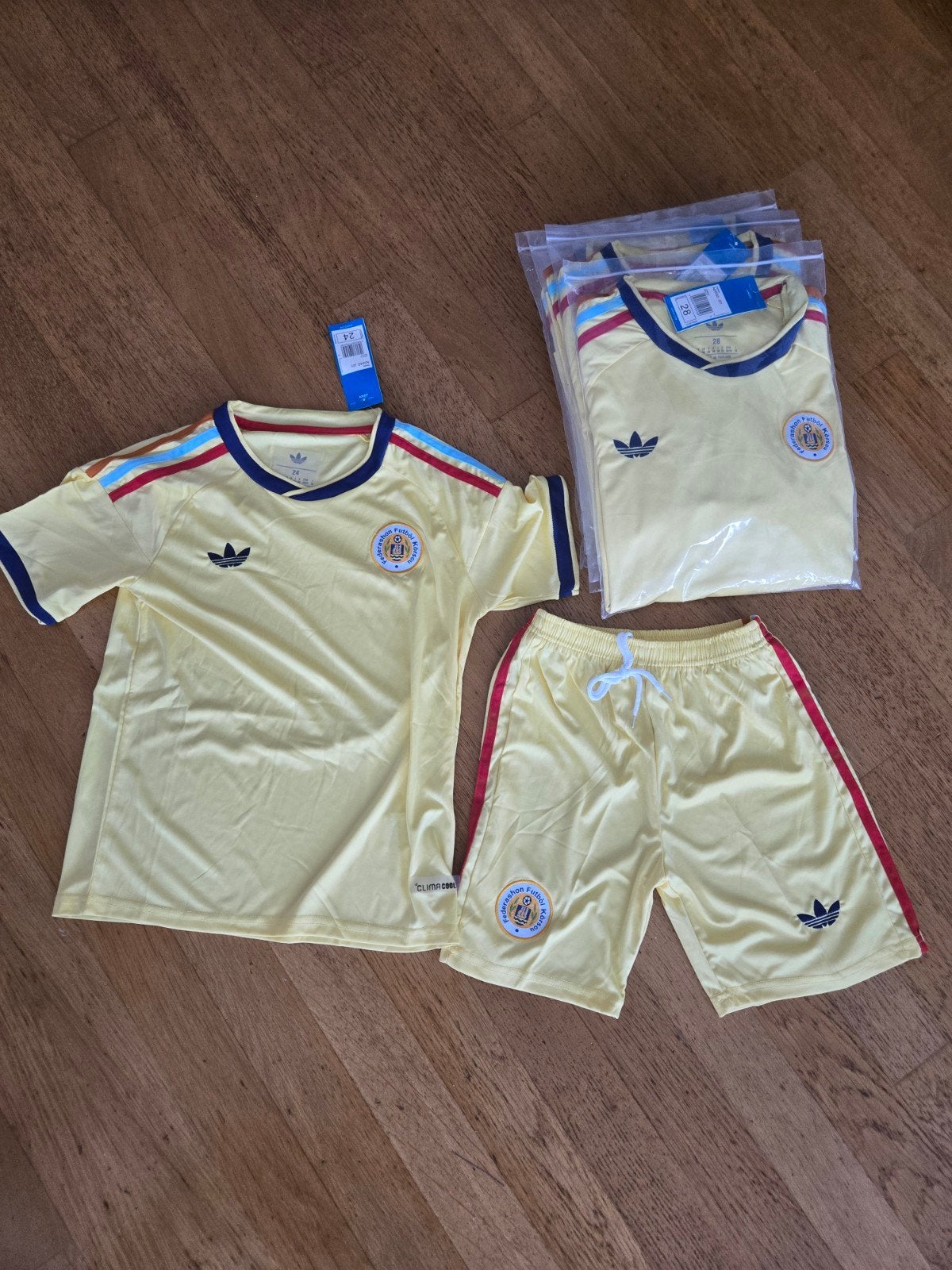 Curacao Uitshirt Kinder Voetbalset - Shirt & Broek (3 tm 13), Ophalen of Verzenden, Nieuw, Overige maten