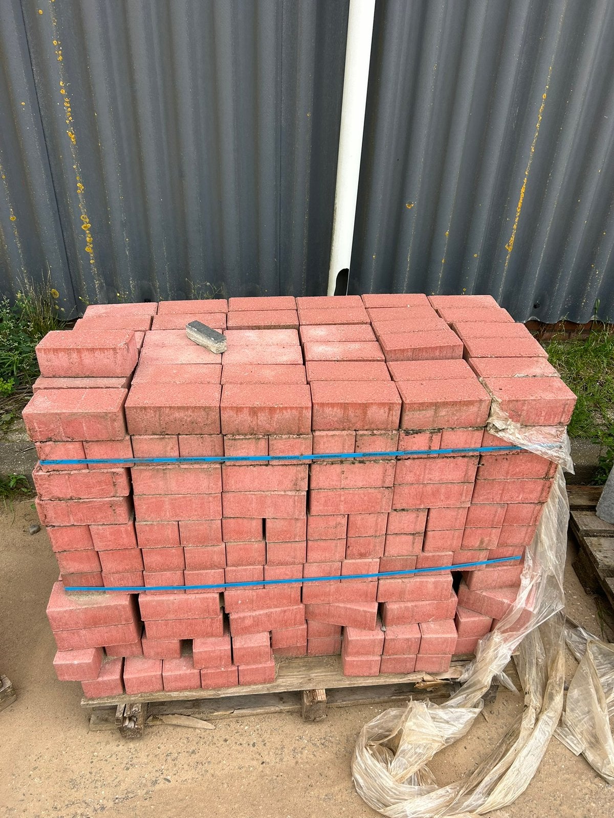 Pallet rode stenen, Ophalen, Zo goed als nieuw, Beton, Klinkers