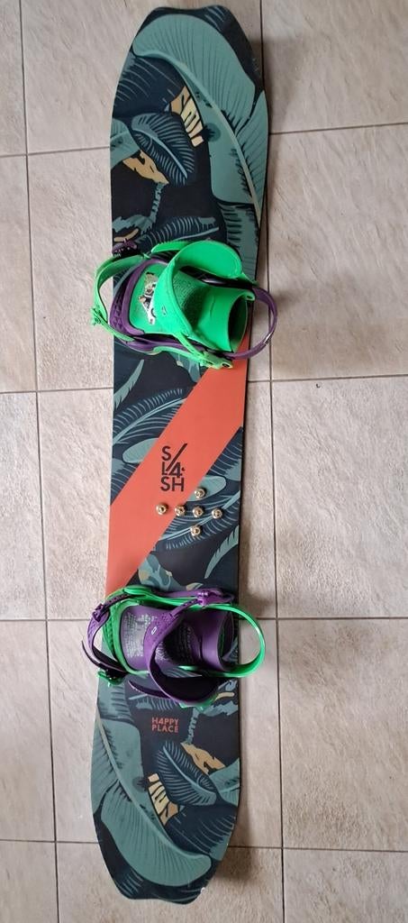 Snowboard met bindingen schoenen helm en tassen, Sport en Fitness, Snowboarden, Ophalen of Verzenden, Gebruikt, Board