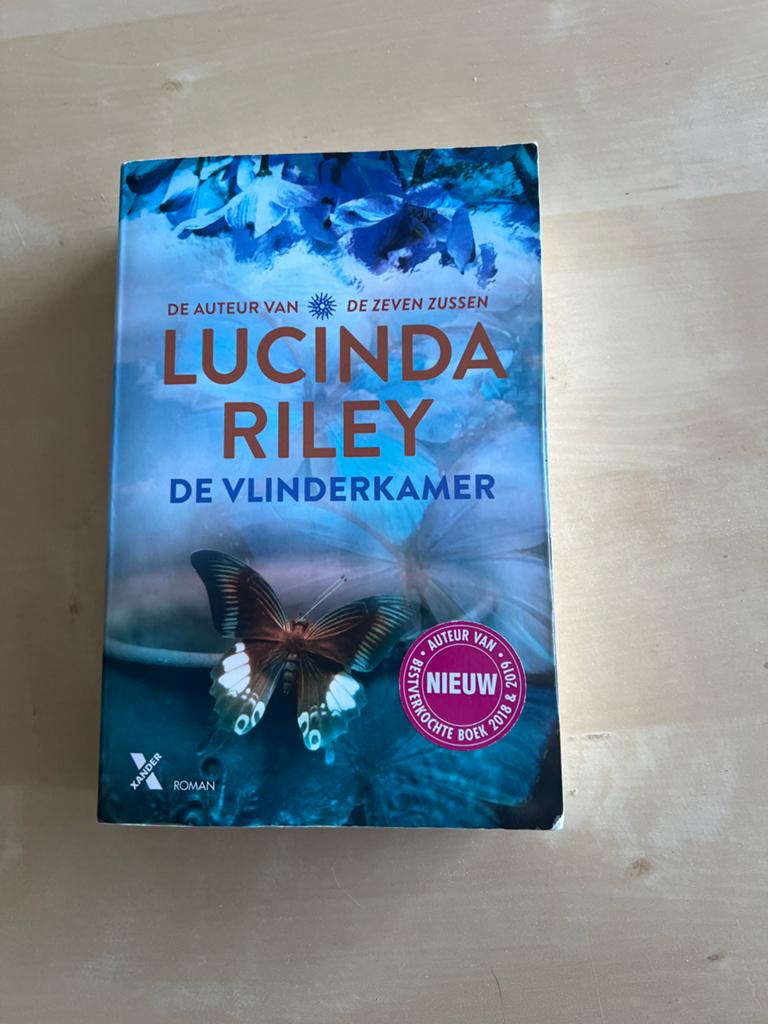 De Vlinderkamer - Lucinda Riley (Roman), Ophalen of Verzenden, Gelezen, Nederland