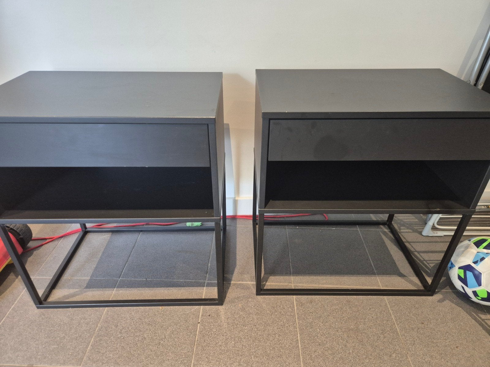 Ikea vikhammer nachtkastje 2 stuks moet weg !!, Ophalen, Gebruikt, 55 tot 70 cm