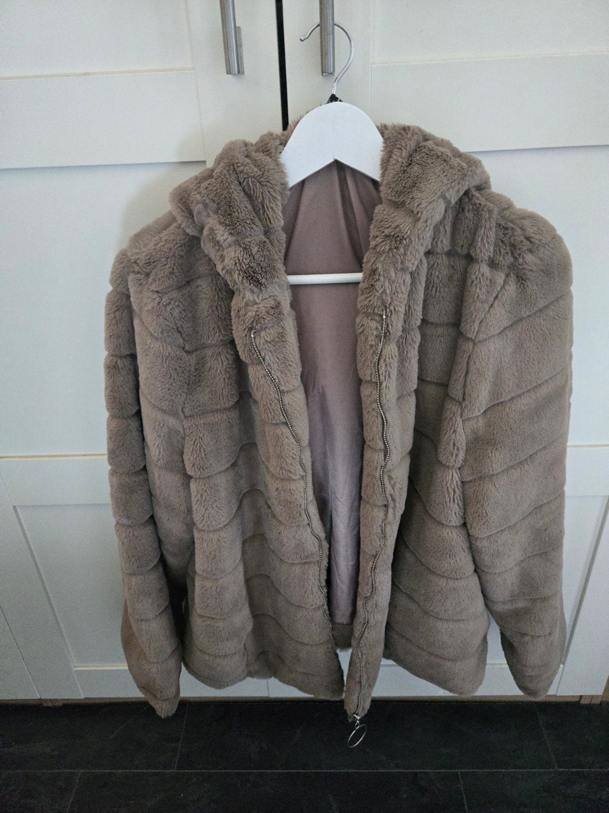 Mooie warme faux fur jas met capuchon, Maat 38/40 (M), Beige, Ophalen of Verzenden, Onbekend