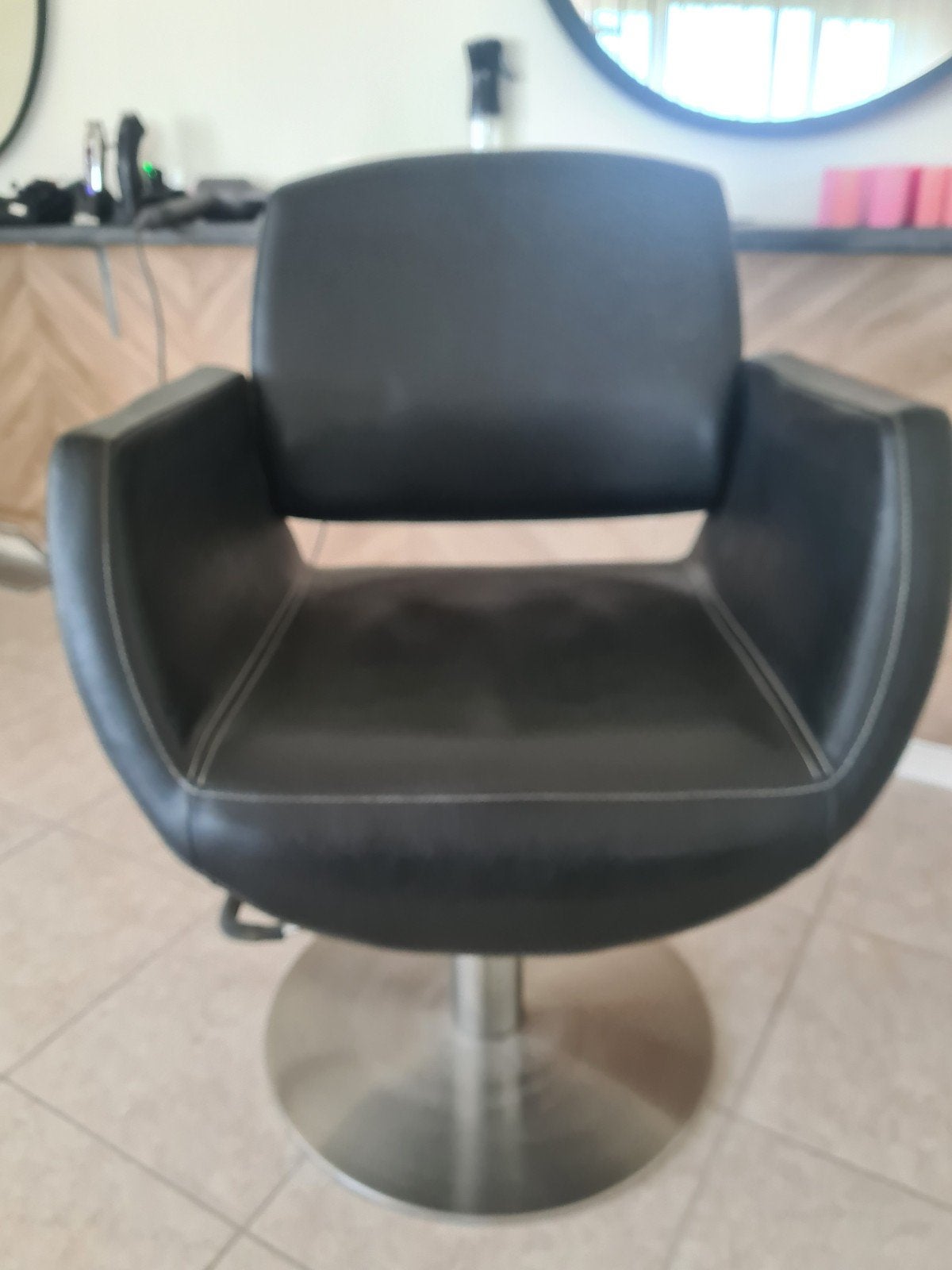 Kappersstoelen en wasbak, Ophalen