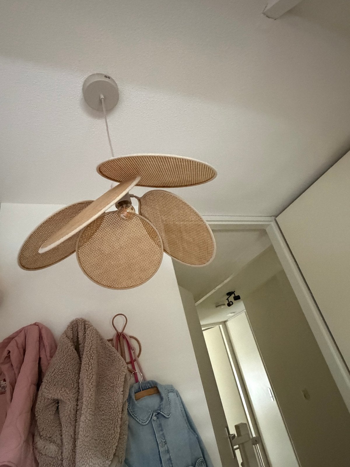 Karwei hanglamp Lucy - Rotan bloem design, Huis en Inrichting, Lampen | Hanglampen, Ophalen, Zo goed als nieuw, Natuurlijk materiaal