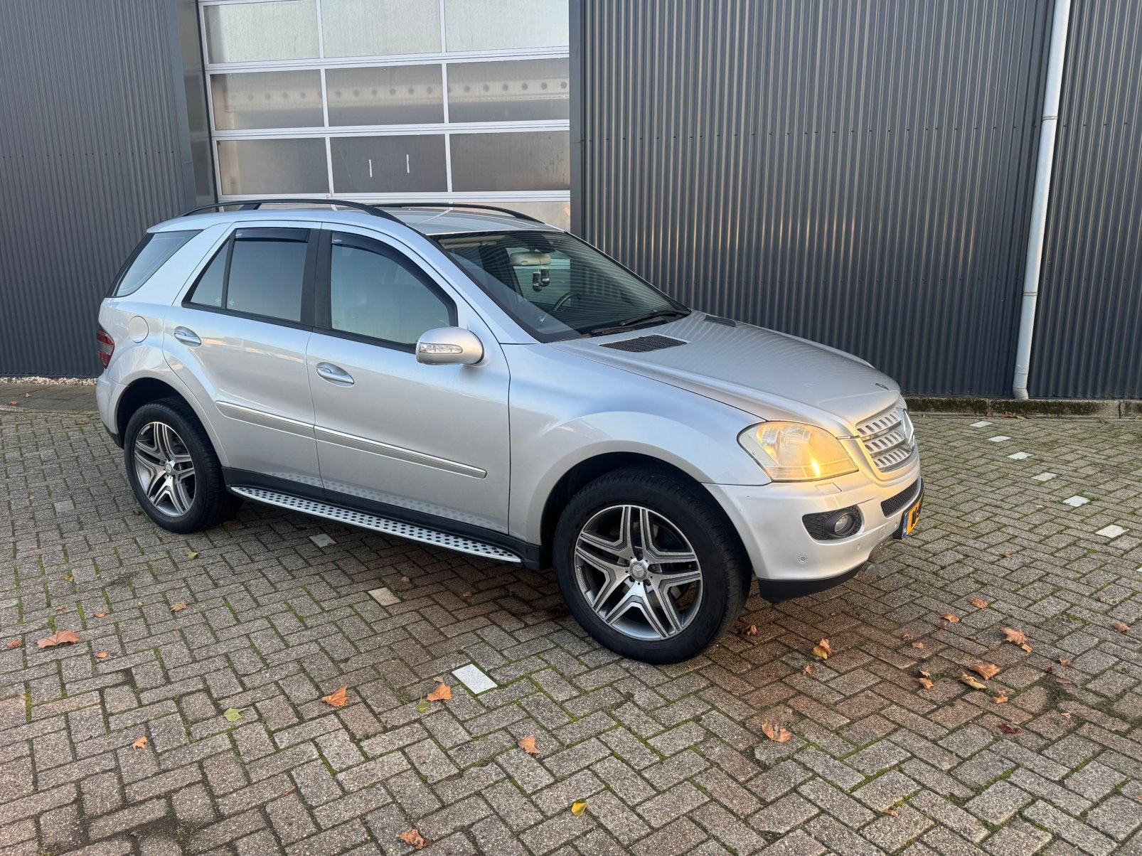 Mercedes-Benz M-Klasse 5.0 Ml500 4MATIC AUT 2006 Grijs, Auto's, Dealer onderhouden, Vierwielaandrijving, Particulier, Zilver of Grijs