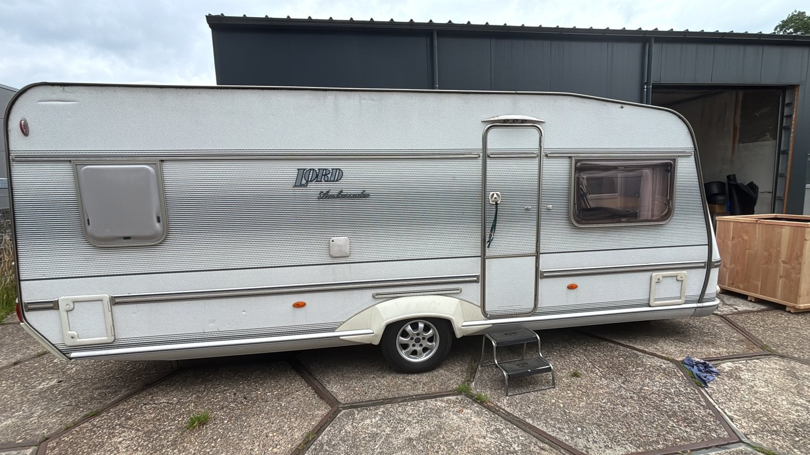 LMC Ambassador 560 caravan in topstaat (2003), Caravans en Kamperen, Caravans, Ringverwarming, Rondzit, Particulier, 5 tot 6 meter
