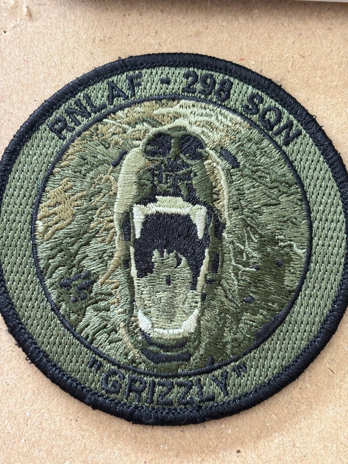 Embleem 298 SQN grizzly RNLAF, Verzamelen, Verzenden, Luchtmacht, Nederland, Embleem of Badge