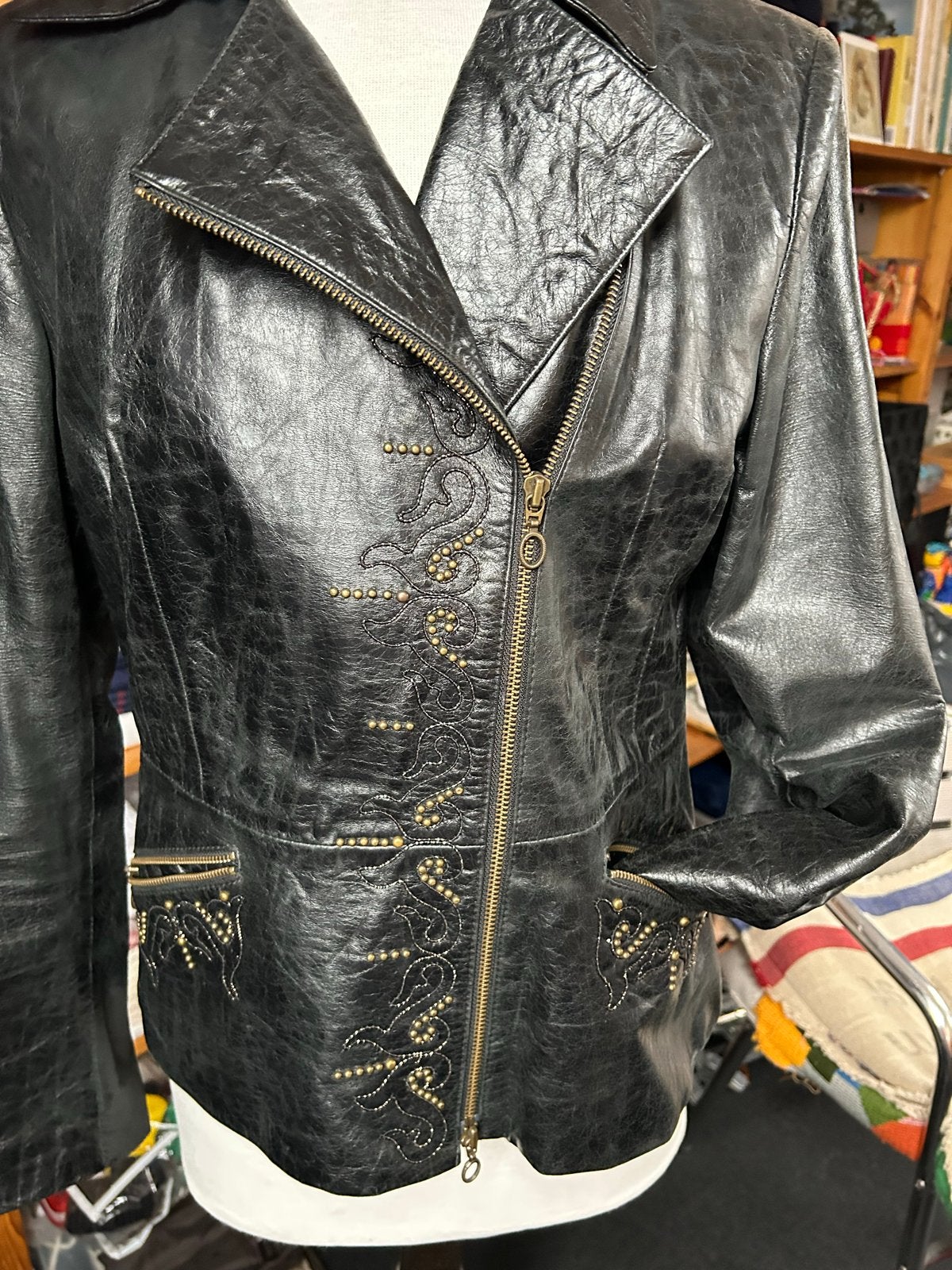 Stoer en elegant zwart leren jack met unieke details, Ophalen of Verzenden, Gedragen, Maat 42/44 (L), Zwart