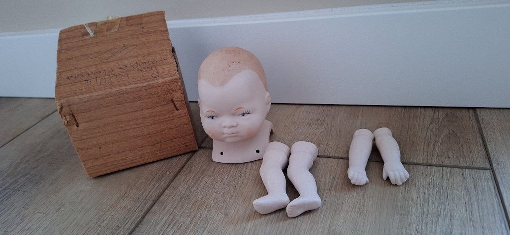 Porseleinen Poppenhoofd en Ledematen / Nieuw in doos, Verzamelen, Poppen, Ophalen of Verzenden, Nieuw, Pop