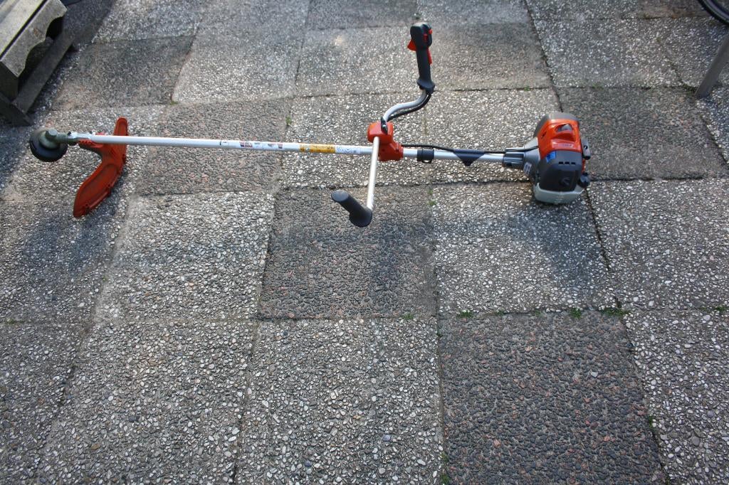 Husqvarna bosmaaier 135R voor 450 euro nieuwe machine, Tuin en Terras, Ophalen, Nieuw, 10 tot 30 cm, Benzine