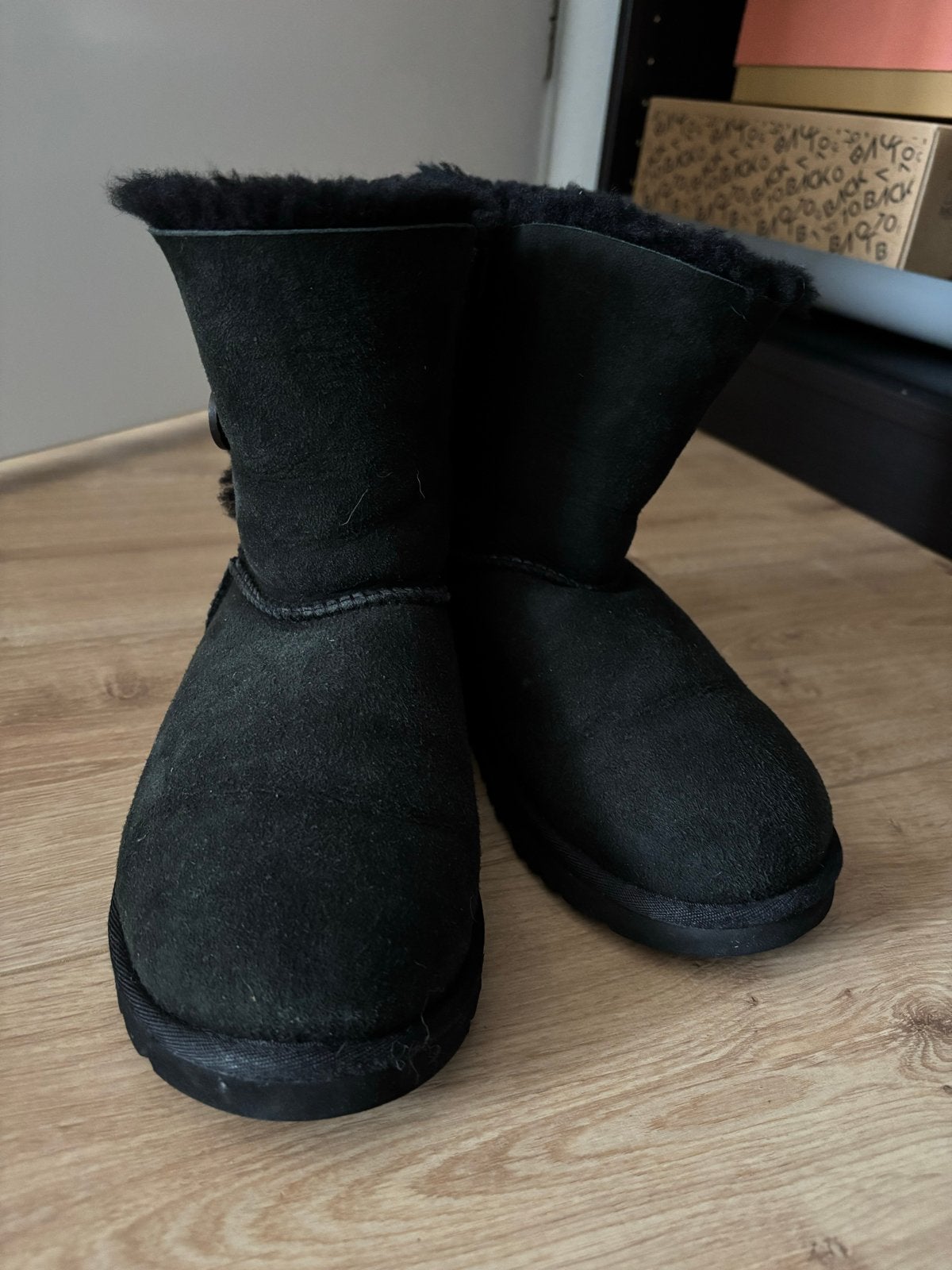 Zwarte UGG laarzen met knoop - Maat 37, Ophalen of Verzenden, Zo goed als nieuw, Zwart, Lage of Enkellaarzen