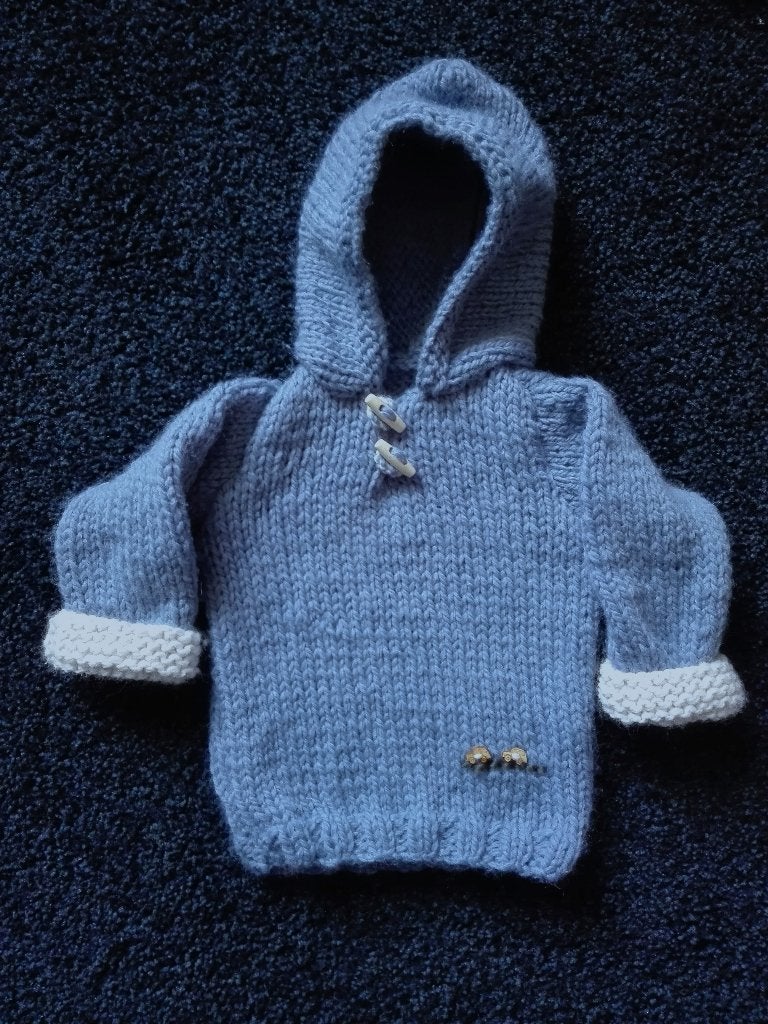 Nieuw gebreid vestje-truitje 3 mnd (mt 56-64). Made by Jelly, Kinderen en Baby's, Verzenden, Nieuw, Kraamcadeau
