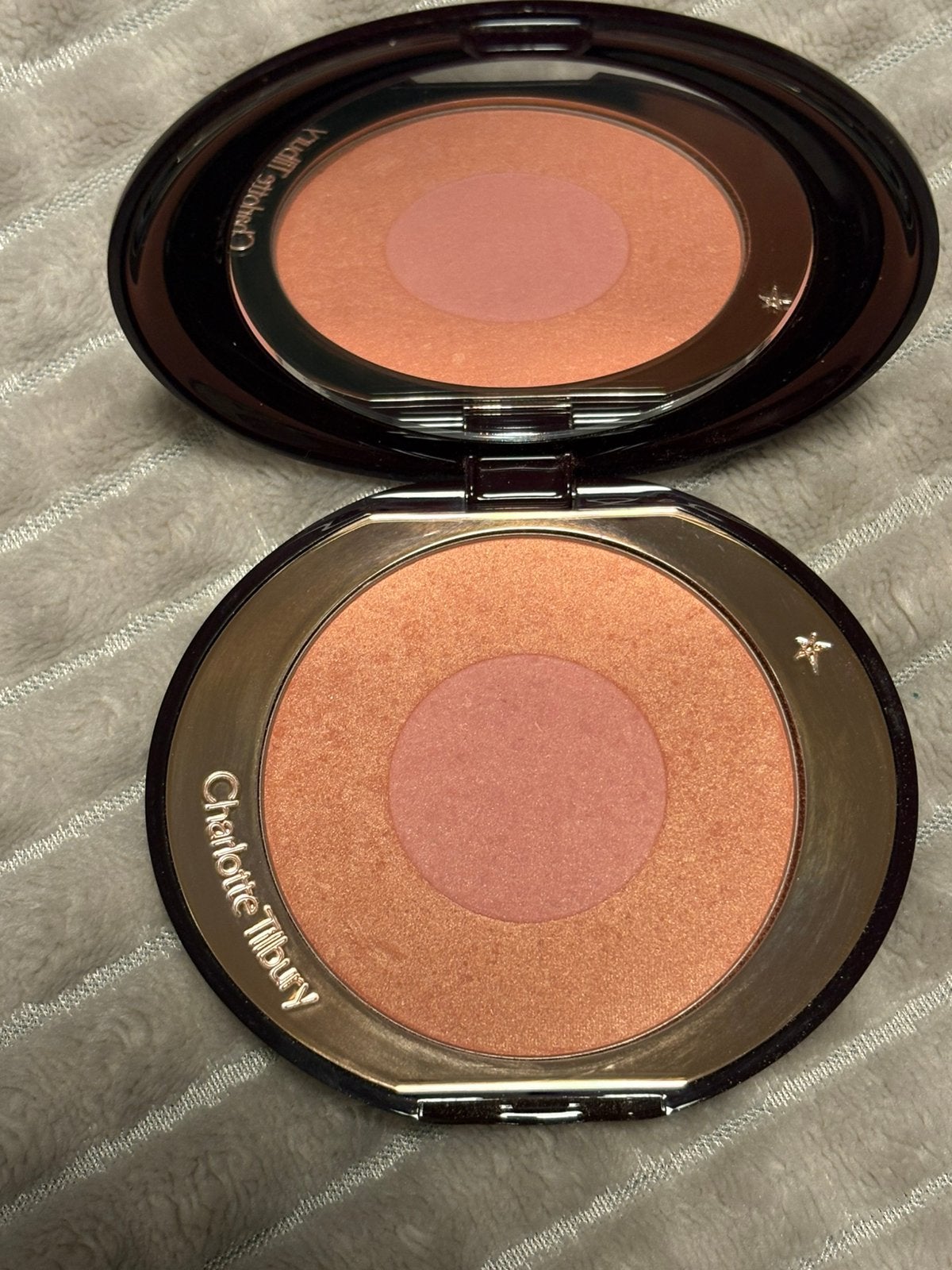 Charlotte Tilbury blush cheek to chic in de kleur love glow, Ophalen, Zo goed als nieuw, Roze, Wangen