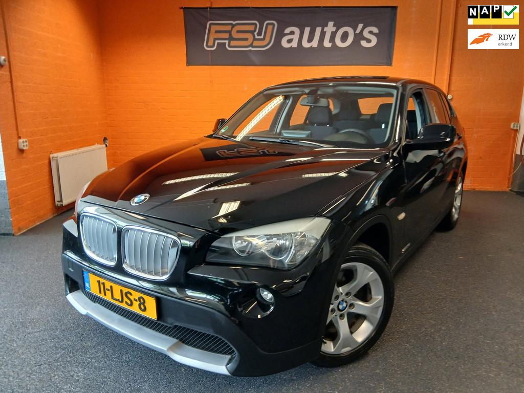 BMW X1 SDrive18i / 150PK / AIRCO / CAMERA / CRUISE / NAVI, Auto's, X1, Euro 5, Zwart, 4 cilinders