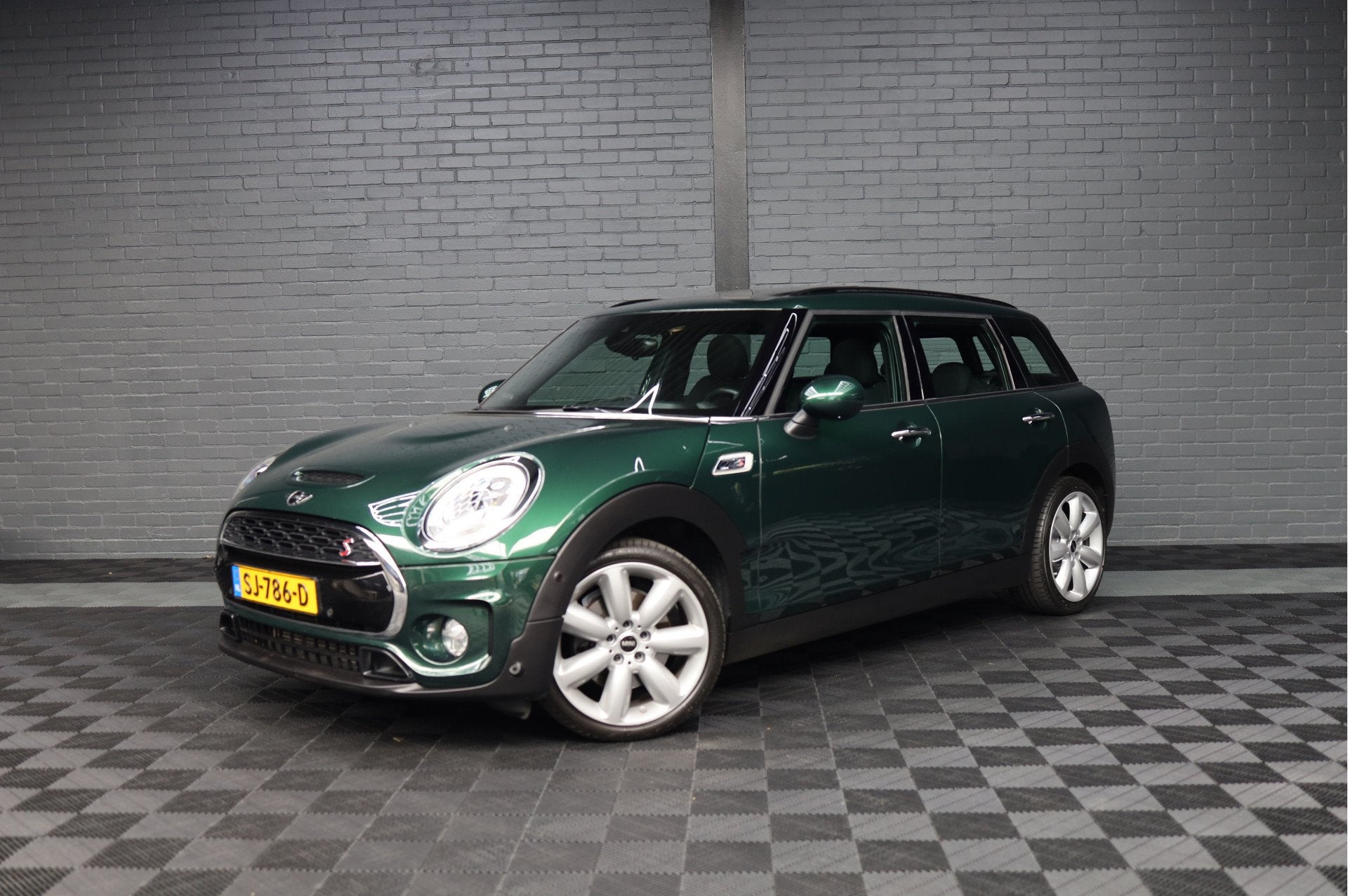 MINI Clubman 2.0 Cooper S Chili Serious Business | PANORAMAD, 1998 cc, Gebruikt, Met garantie (alle), Leder en Stof