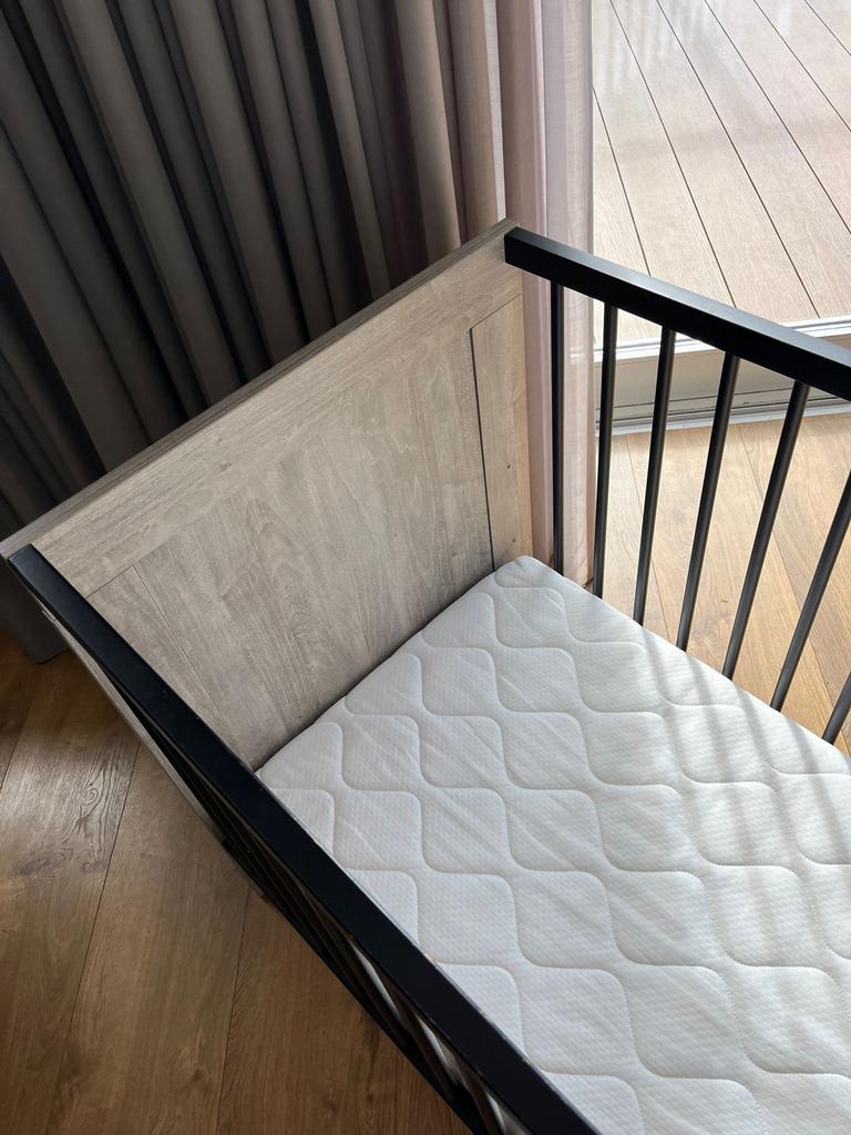 Ledikant 125x66x82cm met matras - Zwart/Houtlook, Ophalen of Verzenden, Gebruikt, Ledikant