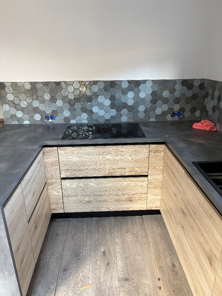 Complete U-keuken met apparatuur – houtlook, betonlook blad, Ophalen, Gebruikt, U-keuken, Graniet of Steen