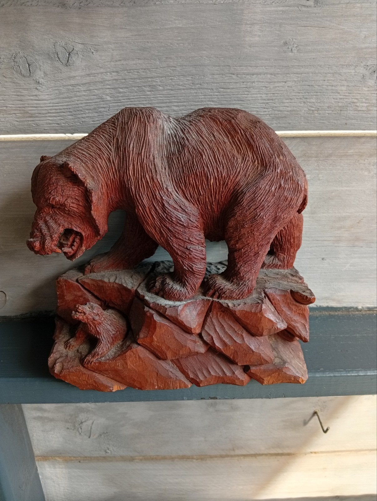 Uniek handgesneden houten beeld van beer met welp, Antiek en Kunst, Ophalen of Verzenden, 20 - 50 cm, Beeld, Hout