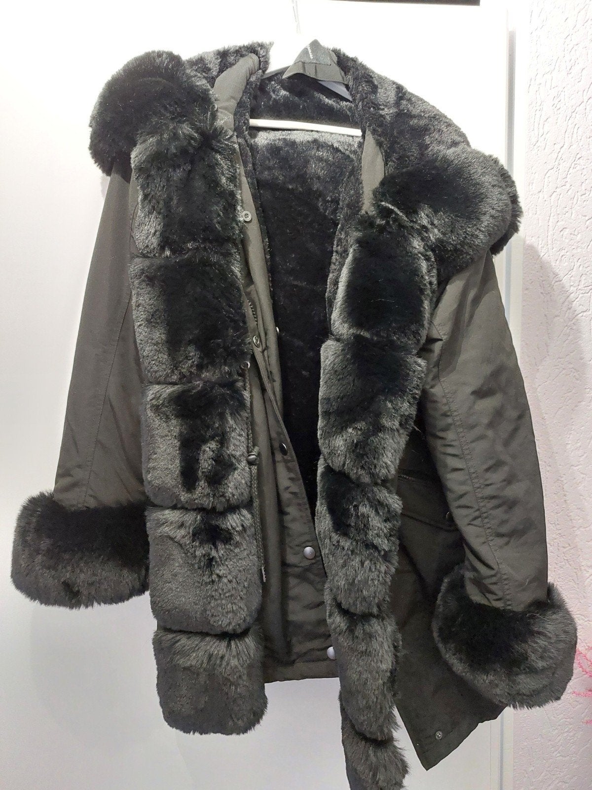 dikke warme bontgekleurde zwarte winterjas, Ophalen, Nieuw, Maat 42/44 (L), Zwart