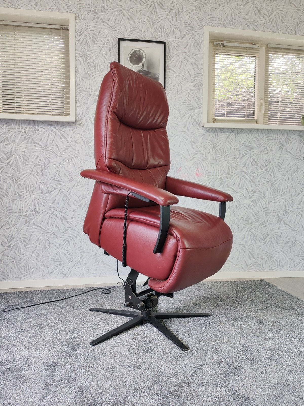 Meubelzorg Relaxfauteuil - Rood Leer, Elektrisch Verstelbaar, Huis en Inrichting, Fauteuils, Zo goed als nieuw, Leer, 75 tot 100 cm