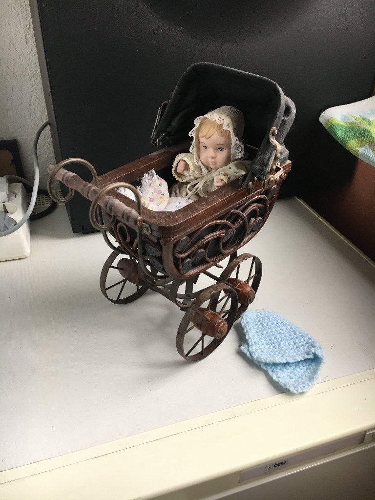 Poppen wagen met porseleinen pop, Ophalen of Verzenden, Zo goed als nieuw, Pop