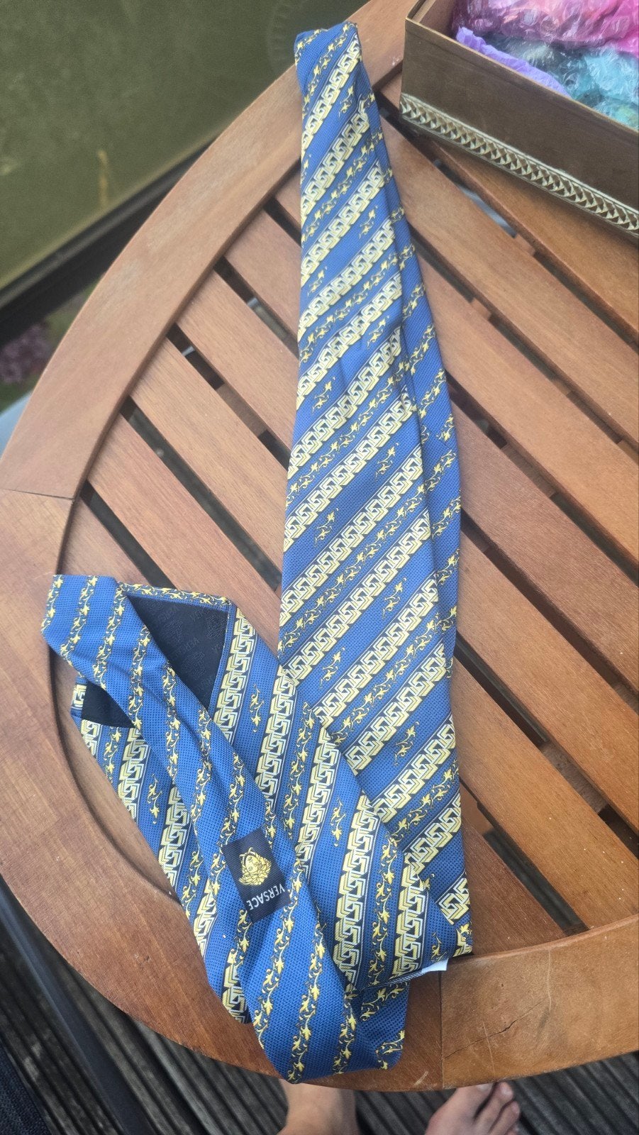 Gianni Versace zijden stropdas - Blauw met goud patroon, Blauw, Gianni Versace, Ophalen of Verzenden, Zo goed als nieuw